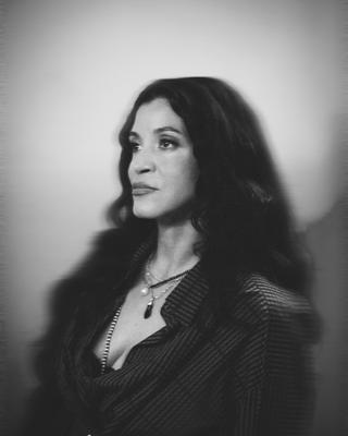 Mariana S. Vieira looking away from the photographer in a black-and-white photograph